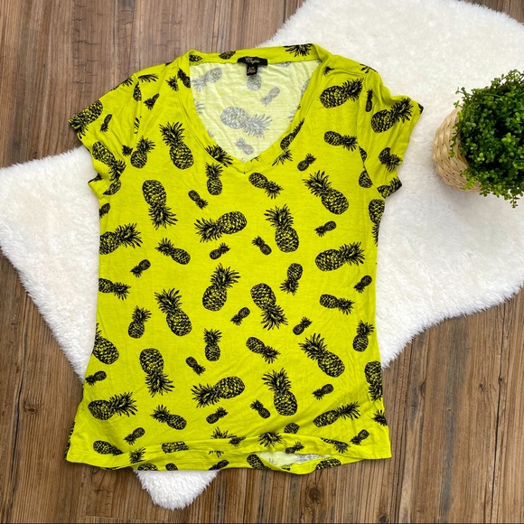 🔶2/$10🔶 Sz L Cupid Pineapple Shirt - Picture 1 of 6